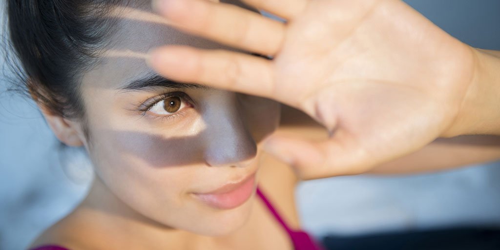 la roche posay článek ochrana proti slunci uv citlivost hlavní ilustrace modelka