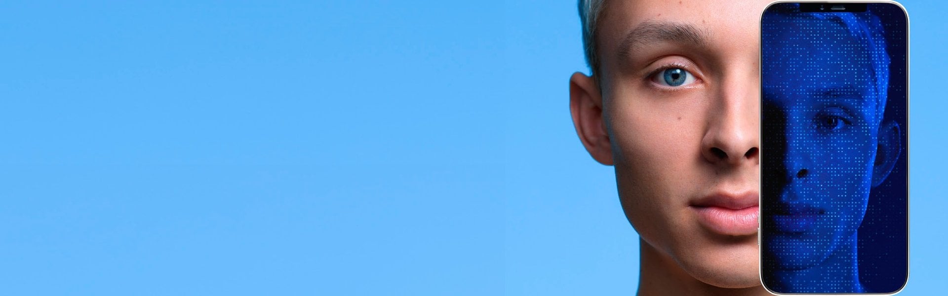 obličej chlapce scanovaný mobilním telefonem