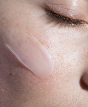 laroche posay závazek k bezpečnosti produkt testovaný na alergie detail modelky 